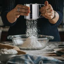 Setaccio spargifarina da cucina in acciaio inox manuale per farina cacao zucchero