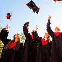 Cappello nero Tocco Laurea Laureato Laureata con pennacchio rosso donna uomo