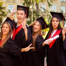 Cappello nero Tocco Laurea Laureato Laureata con pennacchio rosso donna uomo